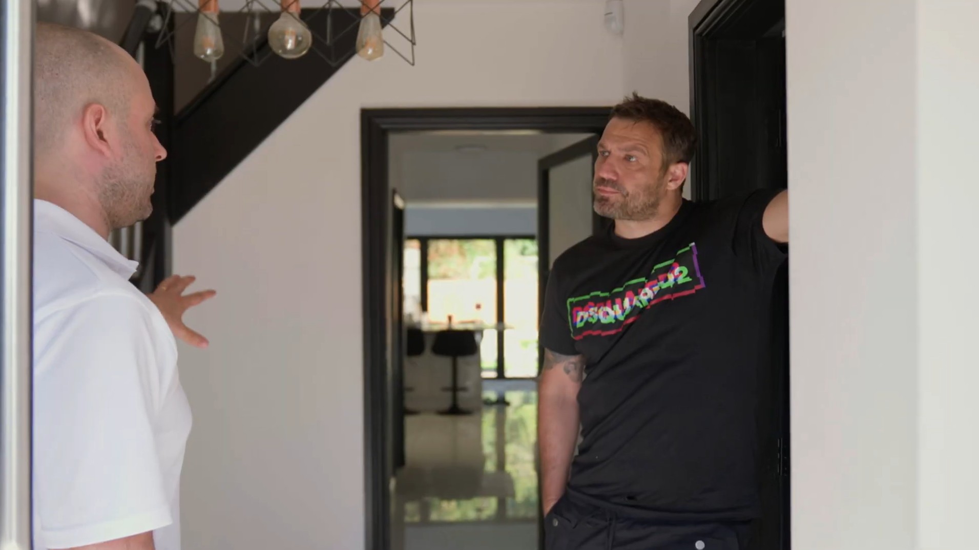 Jamie Lomas – Full height, Paulownia hardwood in pure white, 76mm clearview, & remote kitchen blinds