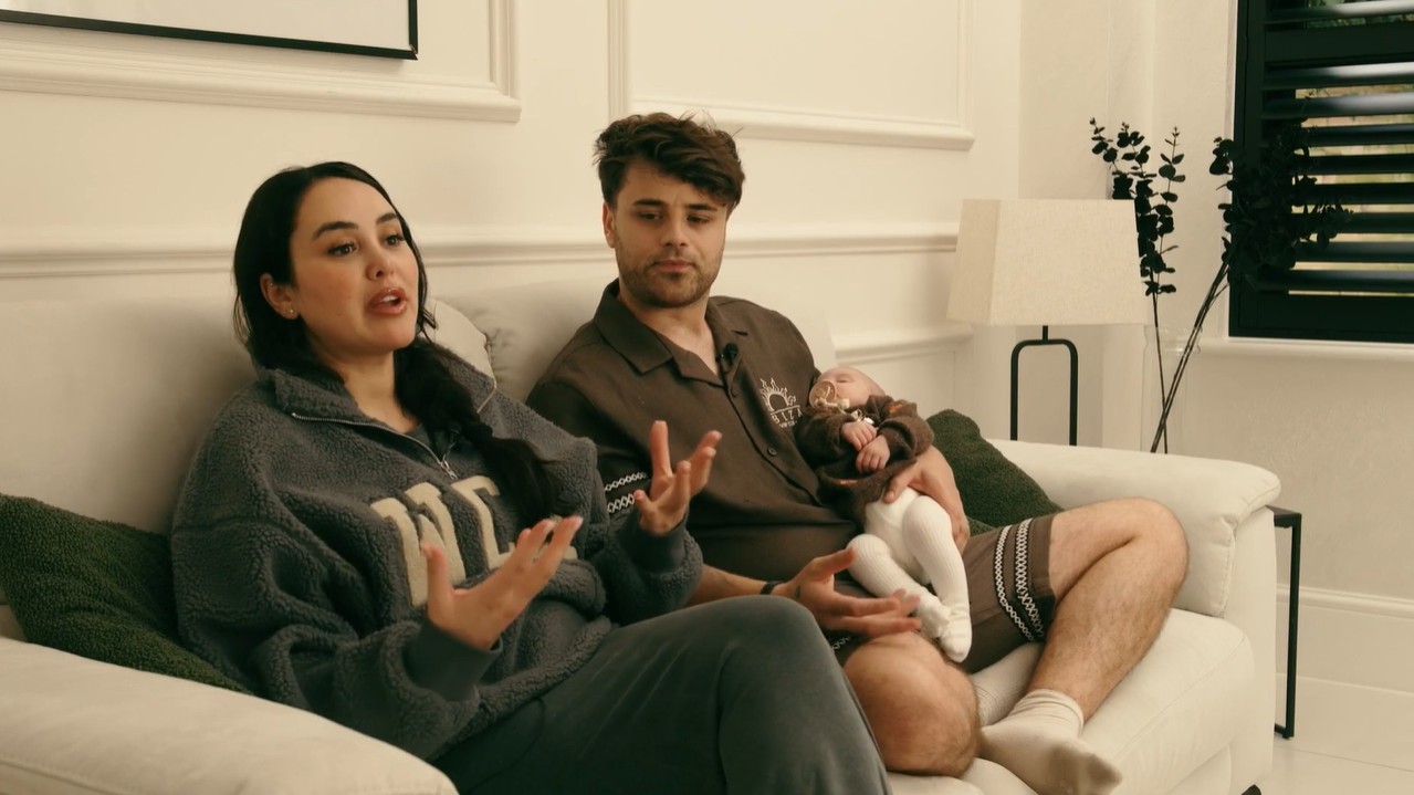 Casey & Marnie – black shutters in noir with special shapes and integrated blinds